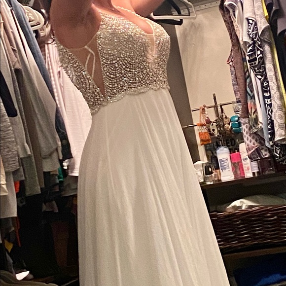 Beautiful dress size 8, but runs small. - Picture 6 of 7